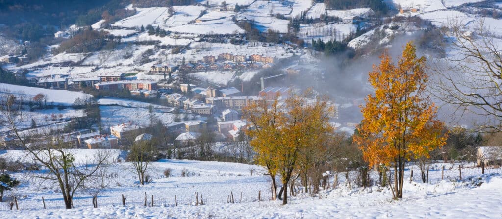 El pueblo de Zegama (Gipuzkoa), nevado. Por poliki