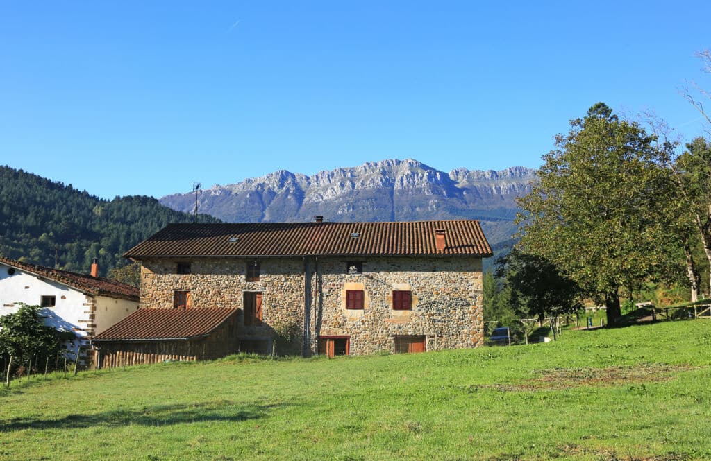 Caserío en Zegama, a las faldas de la Sierra de Aizkorri (Gipuzkoa). Por txakel