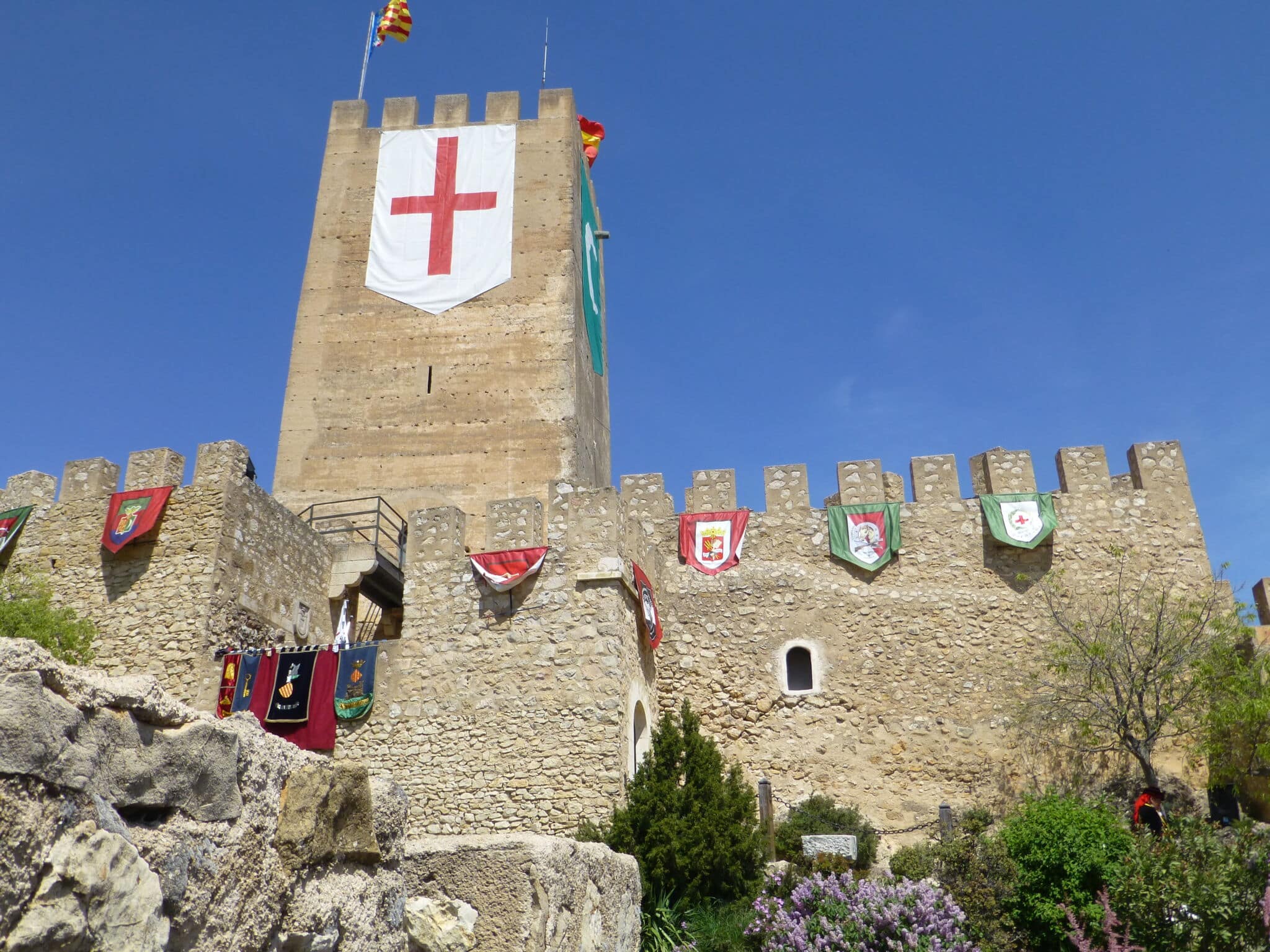 Luchas y desfiles medievales: los mejores Moros y Cristianos de los pueblos de Alicante
