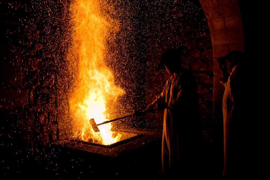 Ferrones trabajando el hierro en el fuego en la Ferrería de Mirandaola de Legazpi (Guipúzcoa). Por Erlantz
