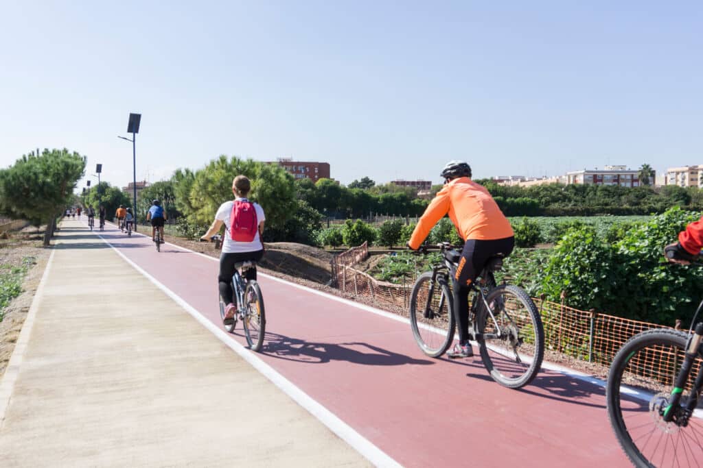 Carril bici que pasa por Meliana, entre campos de cultivo en la Huerta de Valencia. Por Alberto