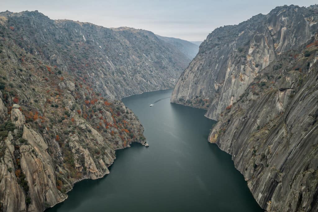 Un barco pasa por el cañón del Parque Natural Arribes del Duero, desde Aldeadávila de la Ribera (Salamanca). Por mikelbeme