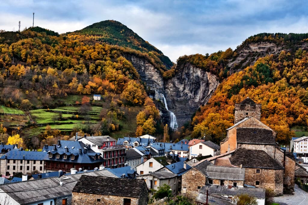 El pueblo de Broto (Huesca), con la cascada de Sorrosal al fondo. Por ABUELO RAMIRO