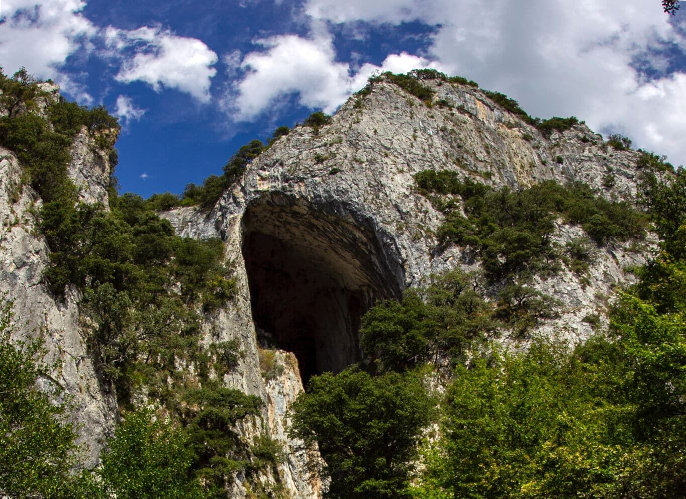 La gran cueva de Álava hecha por un río que atraviesa la tierra