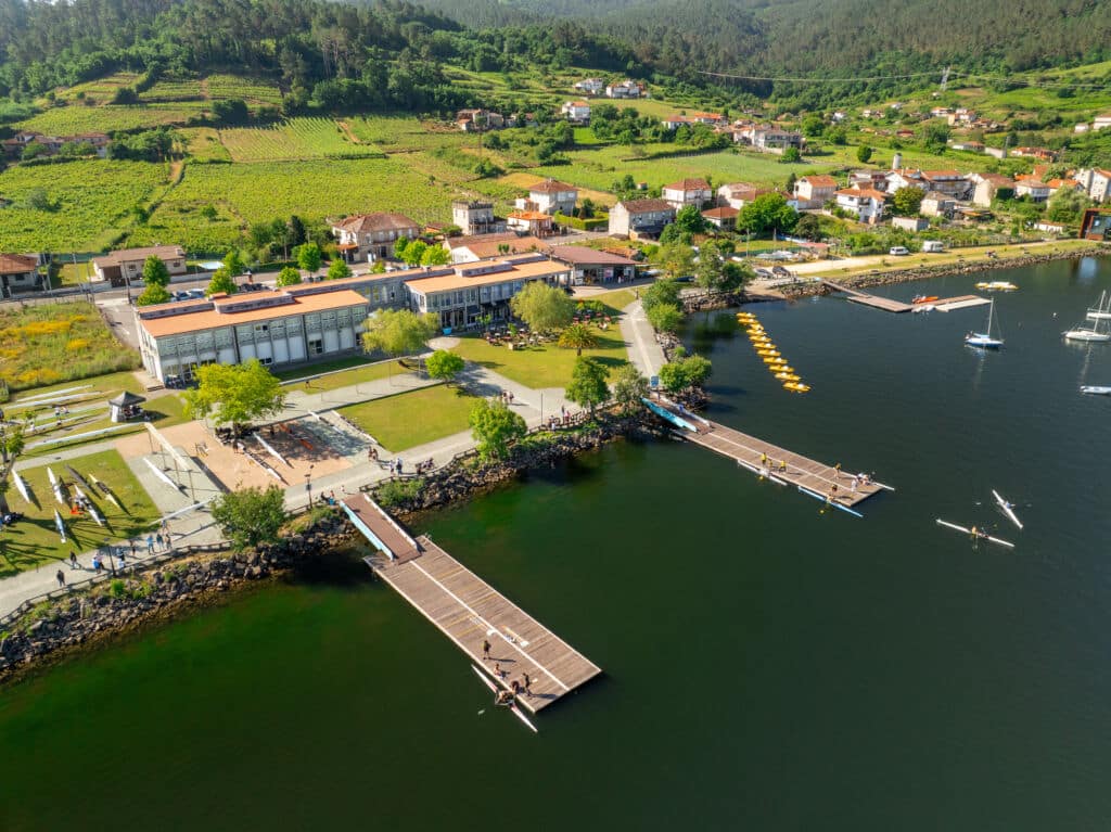 Club Nautico de Castrelo do Miño. con excursiones en kayak. Por Fotos ZonaFreeDrone