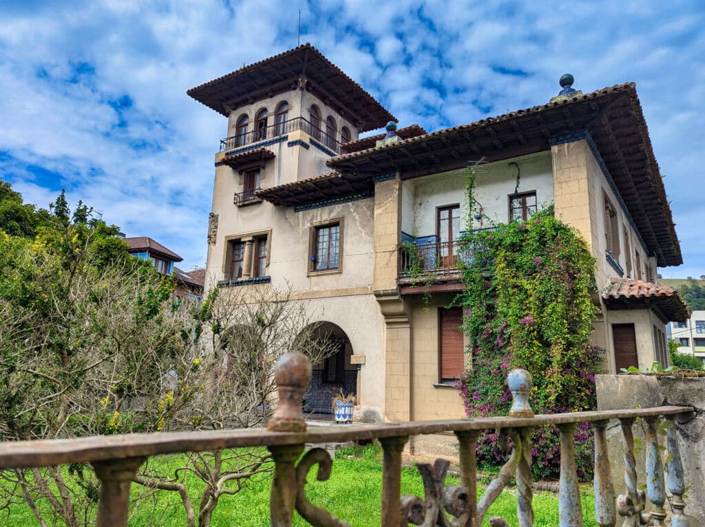 Casa de indianos en Arriondas (Asturias). Por IMAG3S