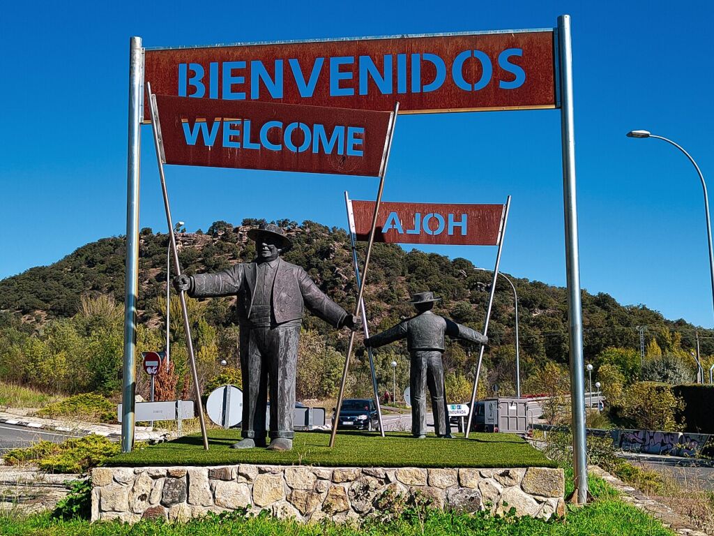 Escultura homenaje a Bienvenido Mr. Marshall en Guadalix de la Sierra. Por Almuest