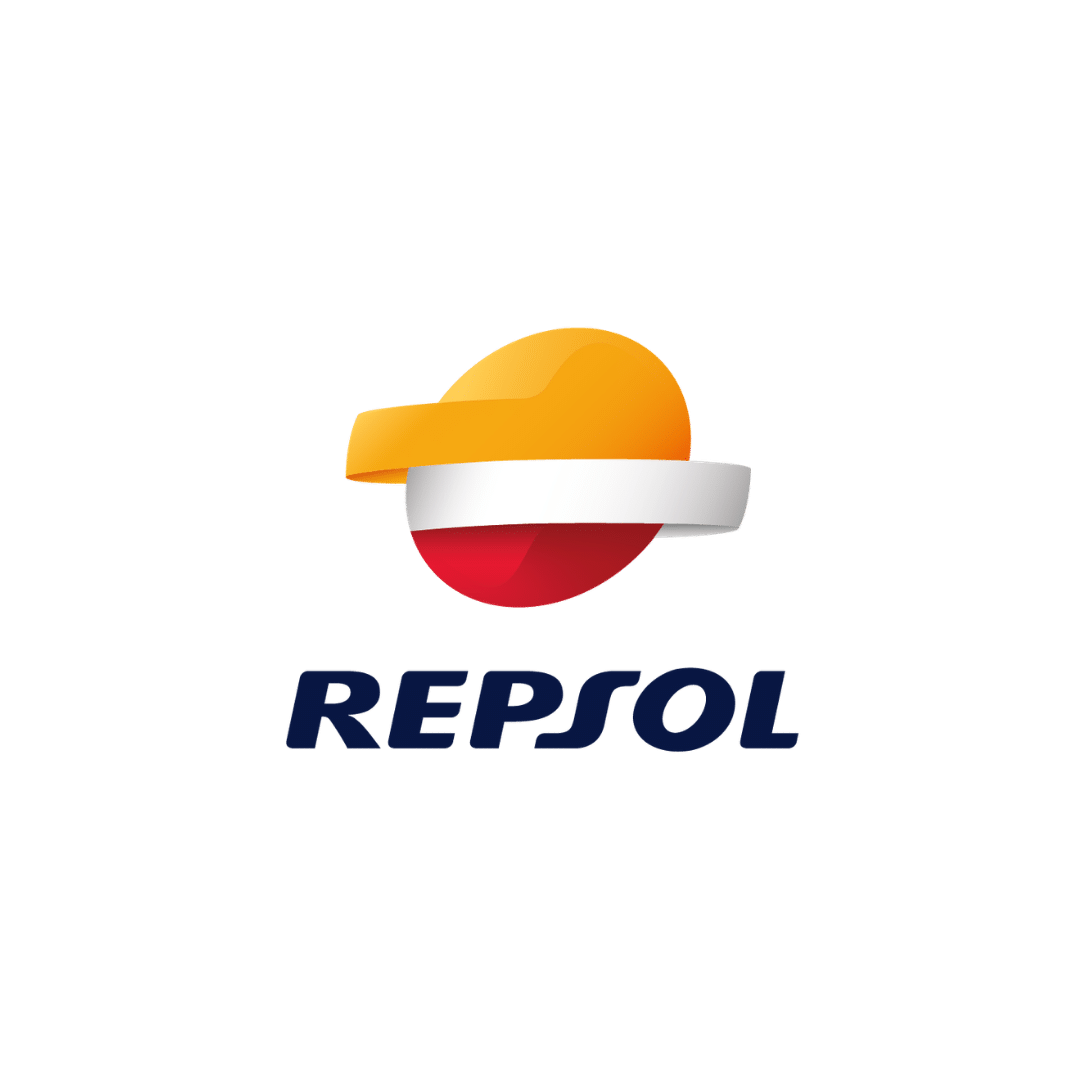 La imagen muestra el logotipo de Repsol, con una esfera estilizada de color naranja y rojo con una banda blanca que la atraviesa, y la palabra REPSOL en letras azul marino en negrita debajo, como se ve en la marca de la industria del coetur.