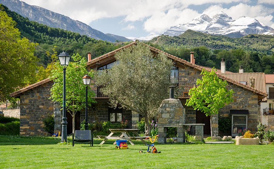Casas La Ribera con vistas a Monte Perdido