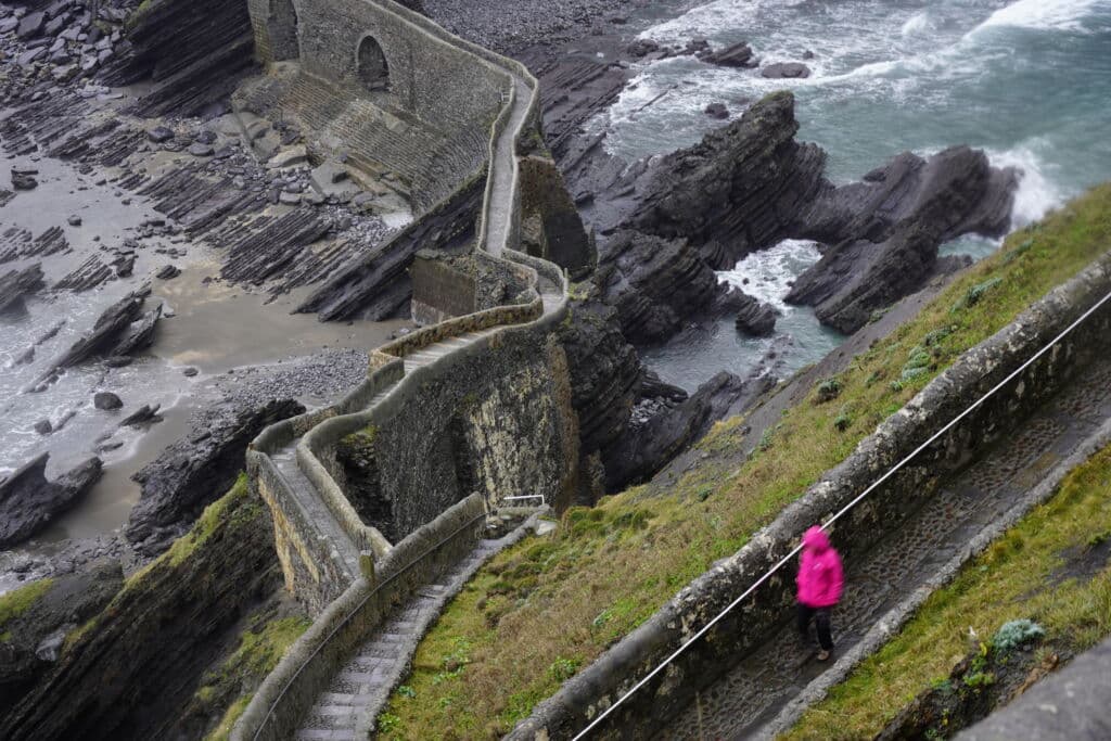Lluvia sobre las famosas escaleras de San Juan de Gaztelugatxe (Vizcaya).