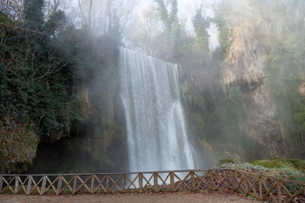 Una de las cascadas del monasterio de Piedra, bajo la lluvia.