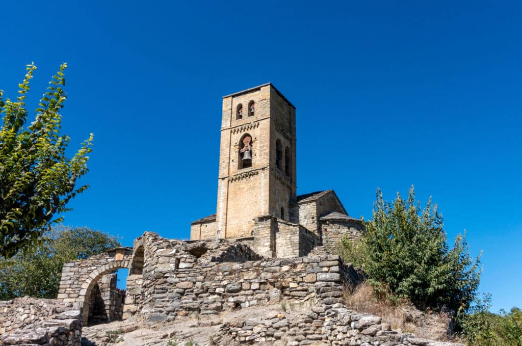 Iglesia románico-gótica de Santa María de Baldós, en Montañana (Huesca).