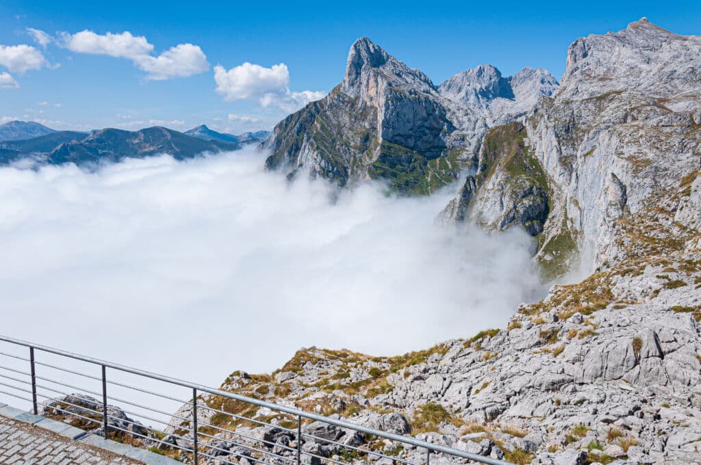 Mar de nubes bajo la cima de los Picos de Europa (Asturias/León).
