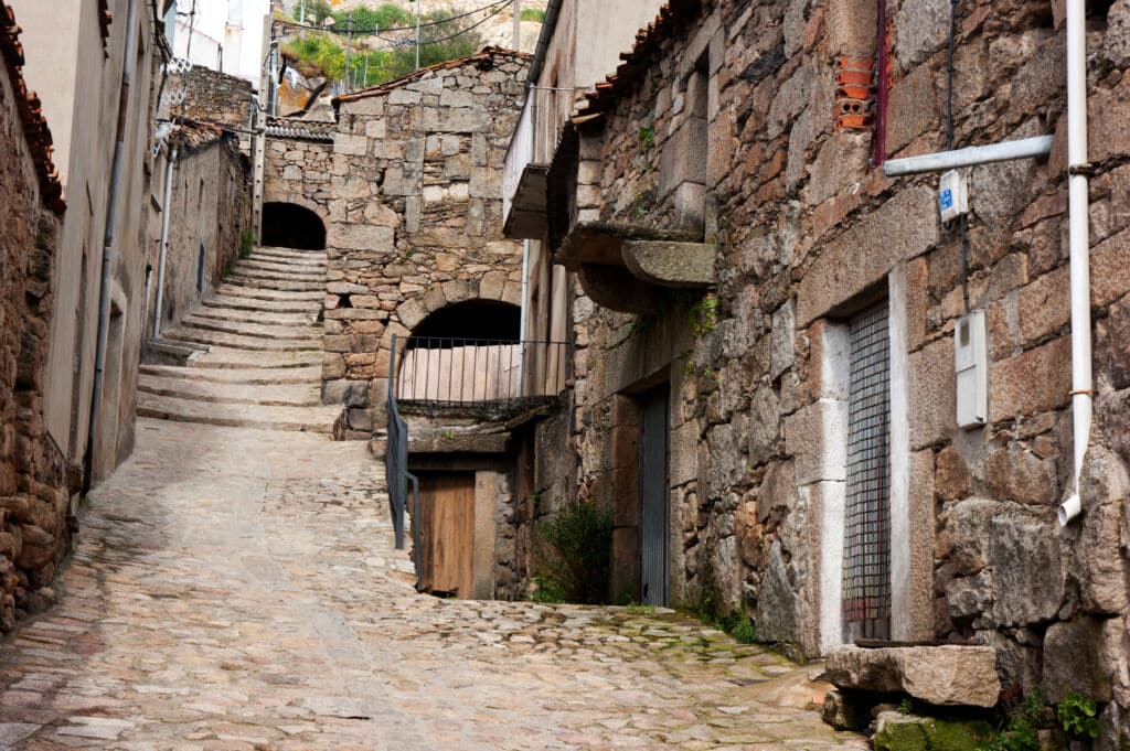 Las calles de Fermoselle (Zamora).