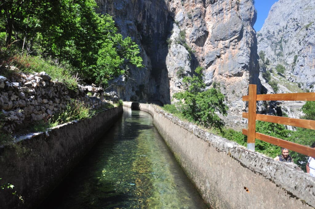 Canal de agua en la Ruta del Cares. Por noemi