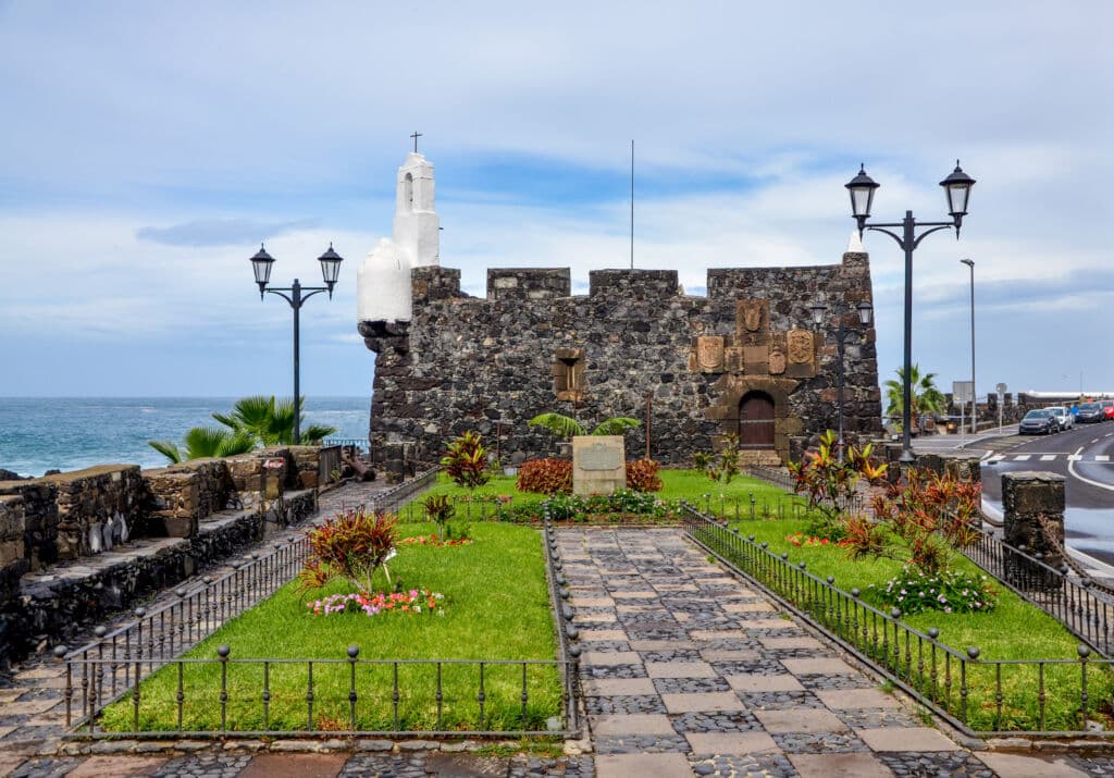 Castillo de San Miguel, en Garachico, Islas Canarias. Por  ssmalomuzh.