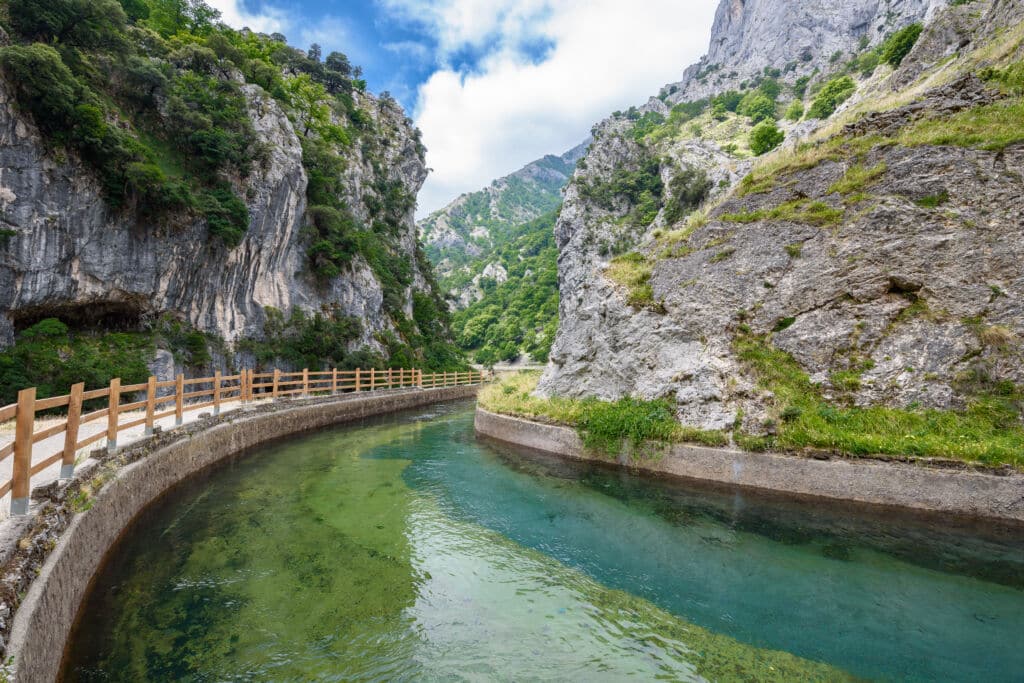 Canal hidráulico de la Ruta del Cares. Por Juanje Pérez