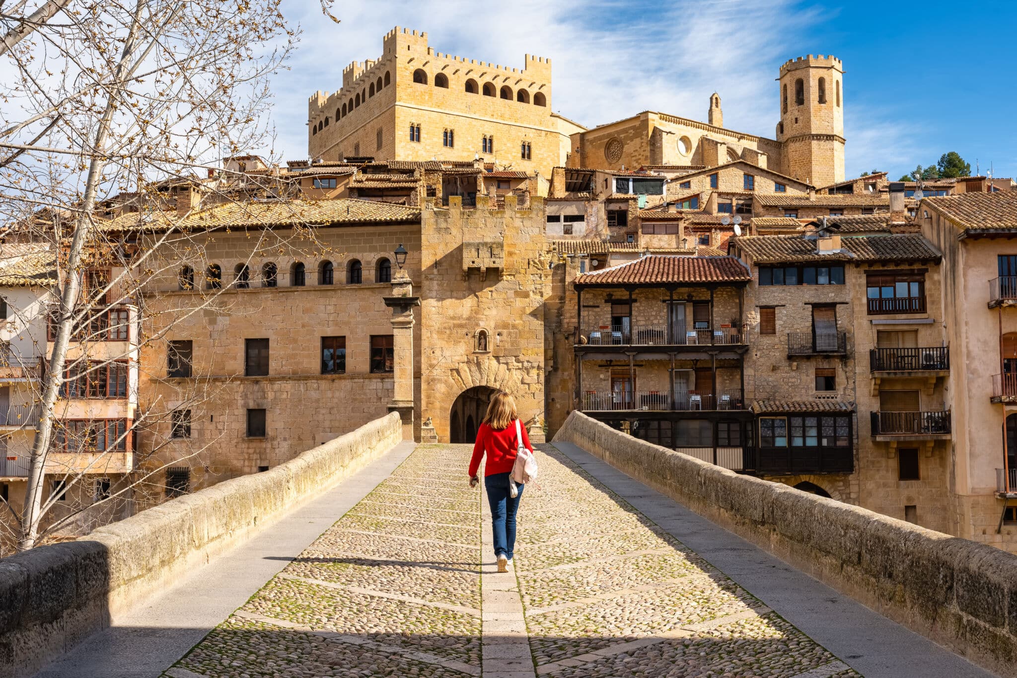 De puentes colgantes a pasos medievales: así se entra a estos pueblos de España