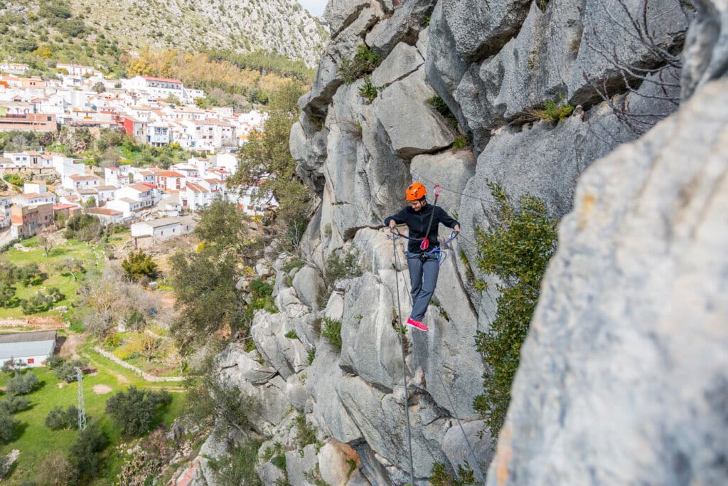 Mujer en un puente tibetano en Málaga. Por aitormmfoto.