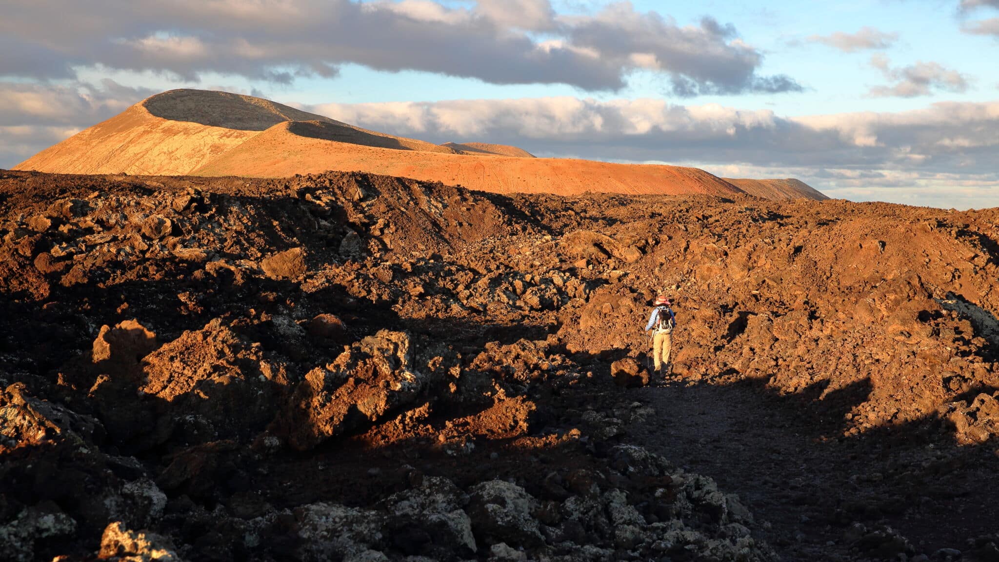Ruta al centro del volcán: 5 senderos que se adentran en cráteres espectaculares