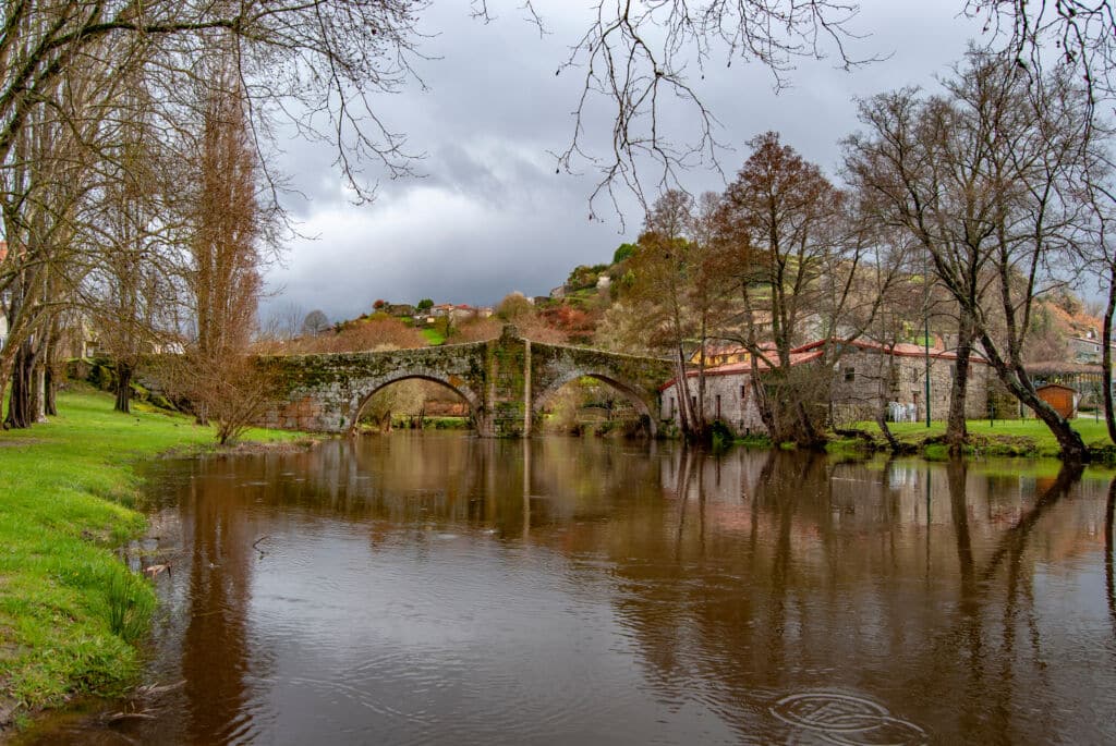 Puente medieval de Allaríz, en Galicia. Por DoloresGiraldez.