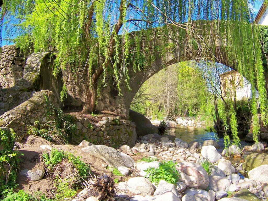 Puente de río Ambroz, en Hervás. Por anscario2005.