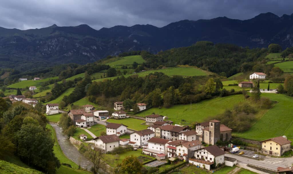 Pueblo de Atallu en el Valle de Araitz, con las Malloas de fondo, en Navarra. Por poliki