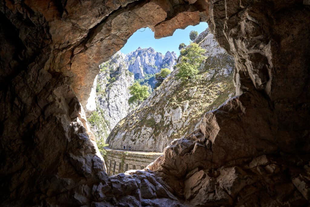 Vista desde una cueva de la Ruta del Cares. Por Jose Aldeguer.