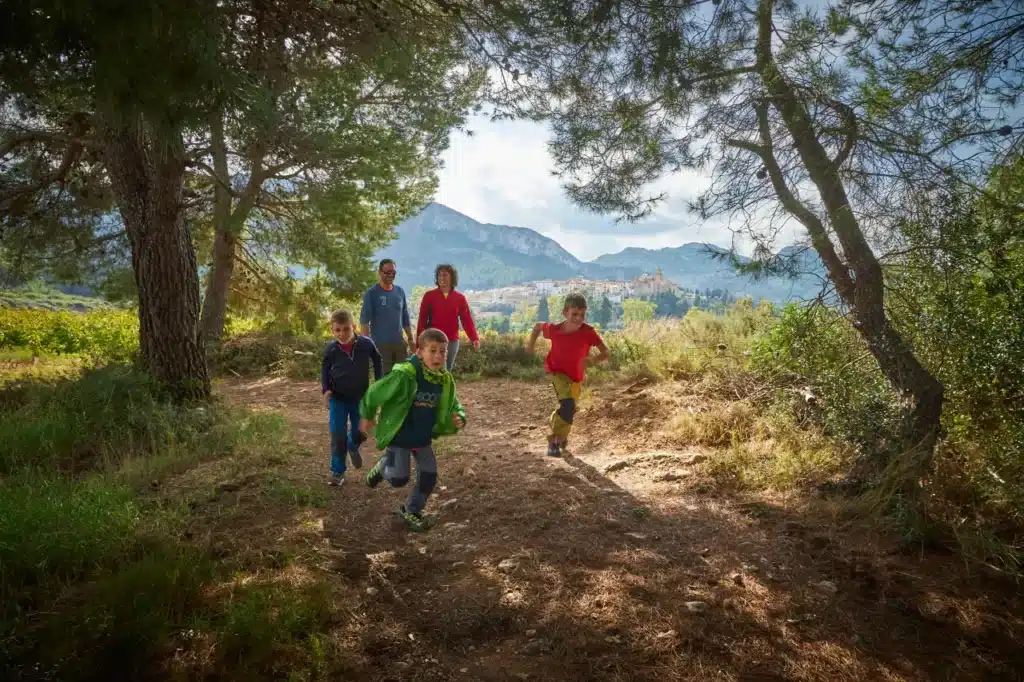 Familia recorriendo el Camí del Mestral