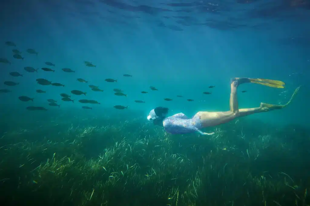 Chica haciendo snorkel en la playa de L’Arenal