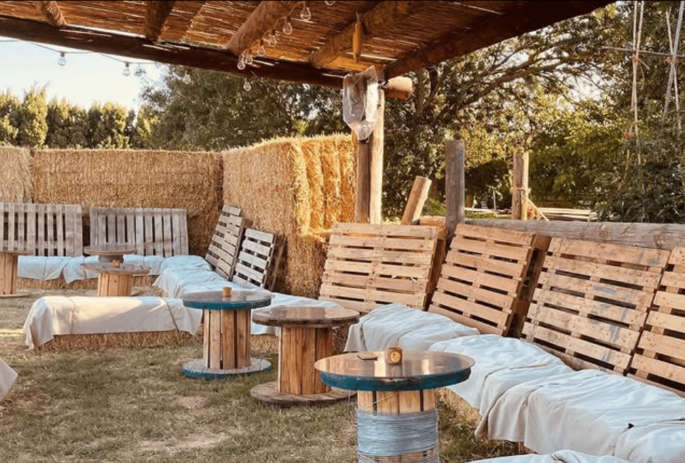 Zona de de descanso del laberinto de maíz de Can Pujol (Serra de Daró, Girona).