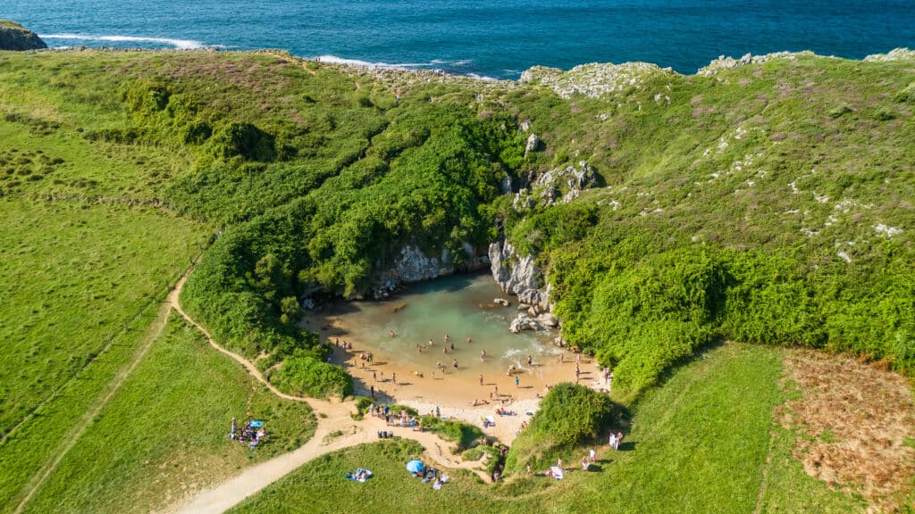 Playa de Gulpiyuri, Asturias. Por Mazur Travel