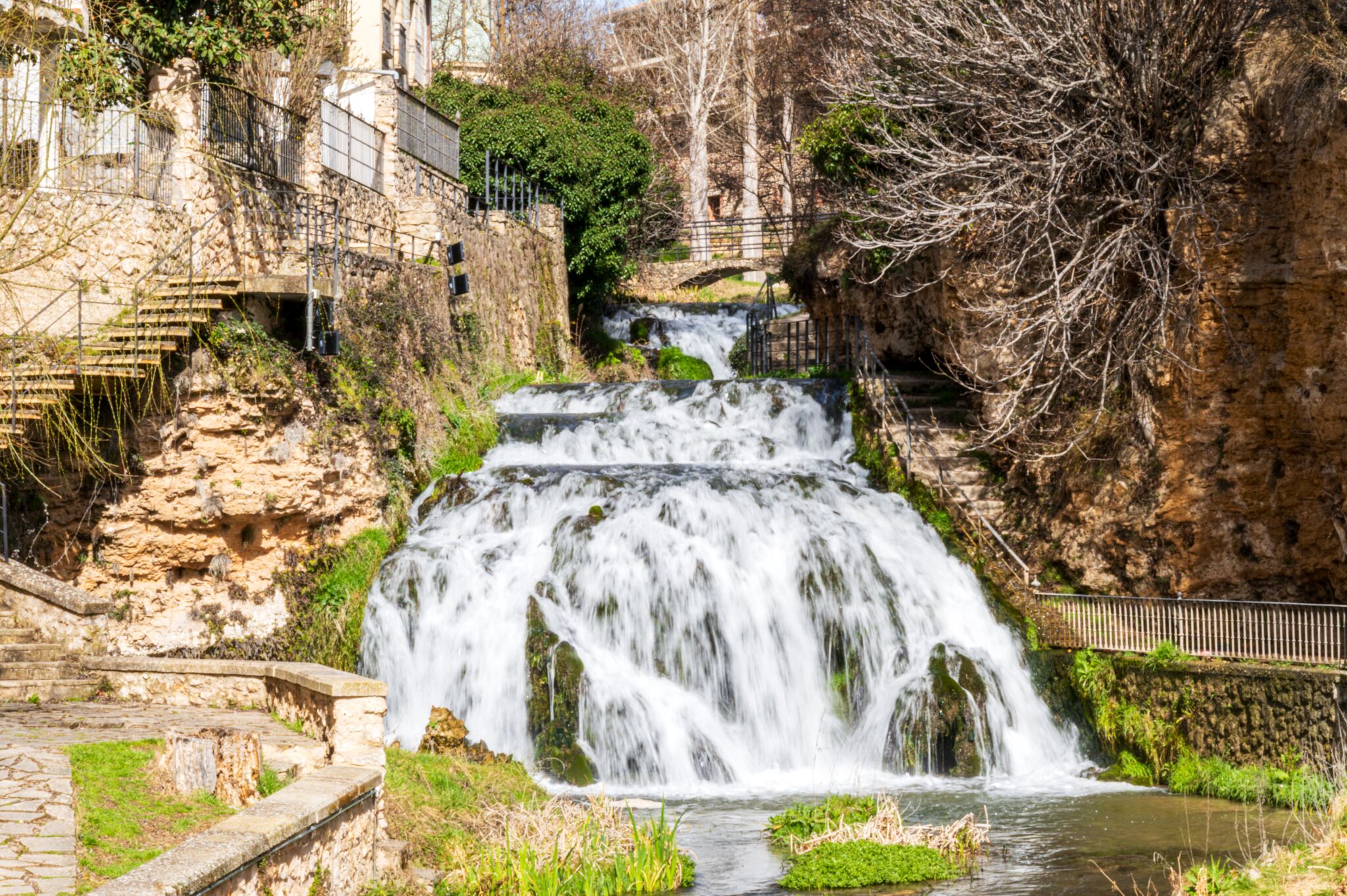 6 pueblos atravesados por cascadas: el agua se cuela entre calles y casas