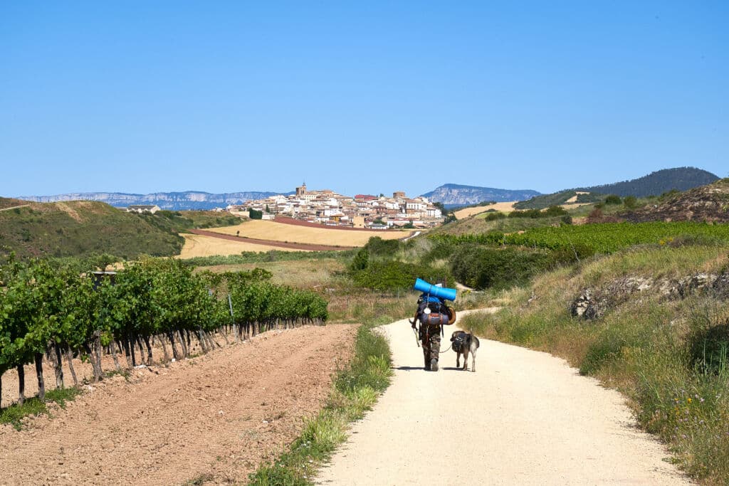 Un peregrino del Camino de Santiago hace la ruta con su perro. Por Ackab Photography