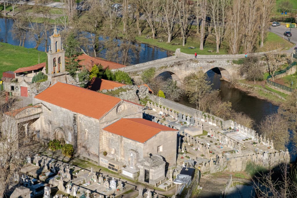 Iglesia románica de Allariz y zonas de baño. Por VicVaz.