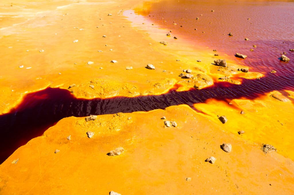Río color sangre en las minas abandonadas de Mazarrón (Murcia). Por Pabkov