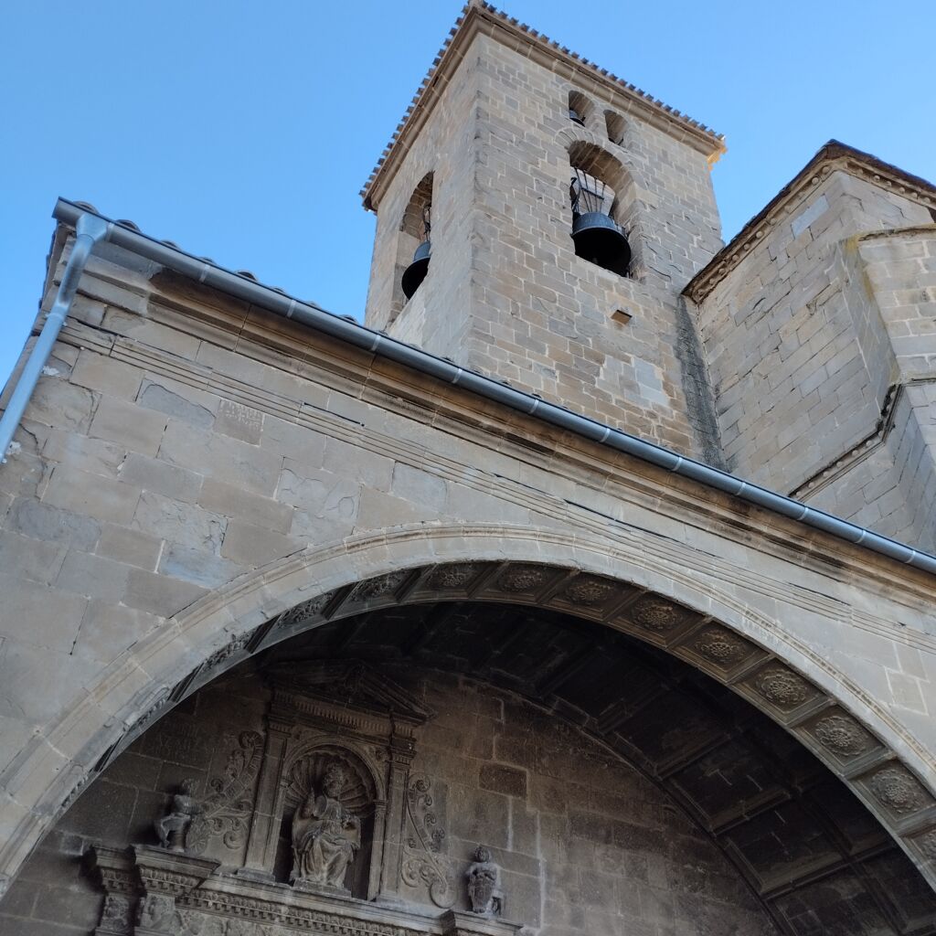 Portada de la iglesia de San Pedro, en Aibar (Navarra).