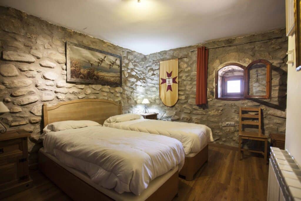 Habitación Antonio Machado. Por Salón de las Armaduras. Por Castillo de Añón.