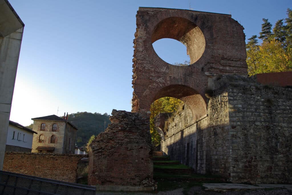 Ruinas del alto horno de Sabero (León). Fue parte de la Ferrería de San Blas, primera siderurgia implantada en España, en el año 1846. Por David Perez - Trabajo propio, CC BY 3.0, https://commons.wikimedia.org/w/index.php?curid=22571782