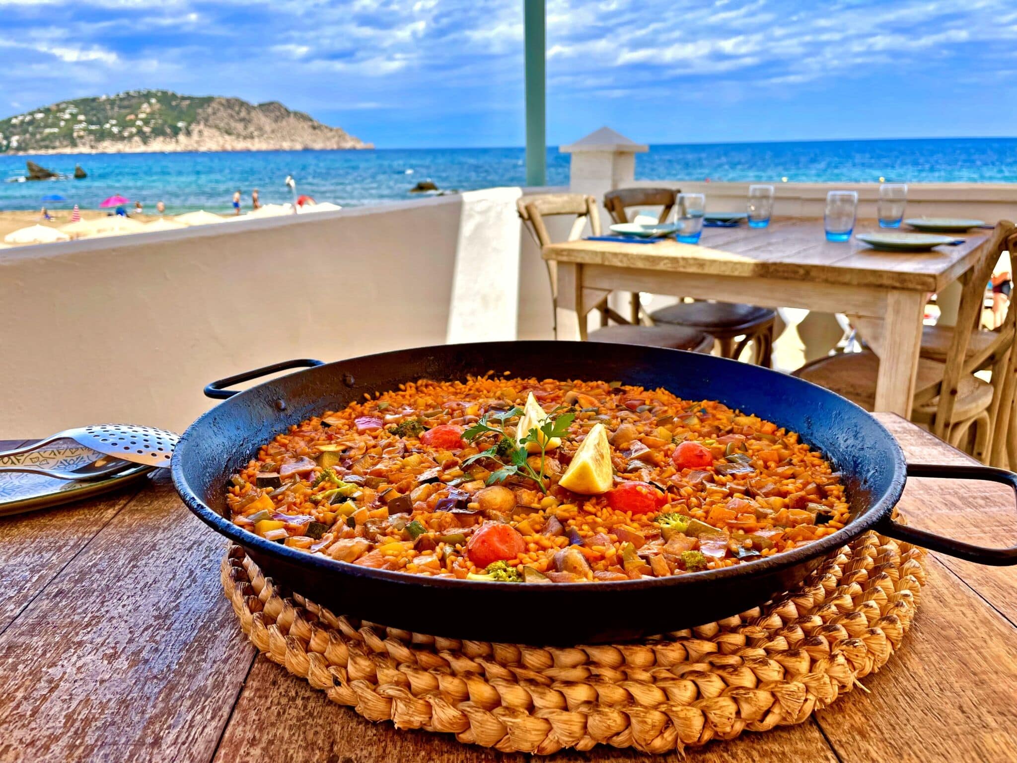 Arroz en un terraza junto a la playa.