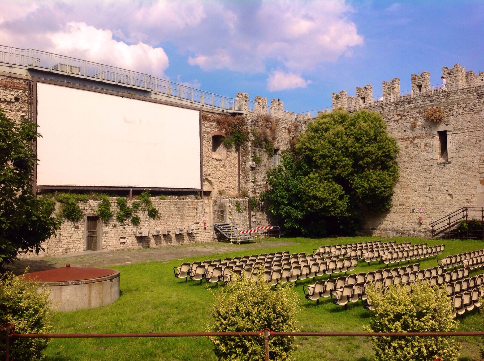 Cine de verano entre almenas: pueblos que proyectan películas en castillos