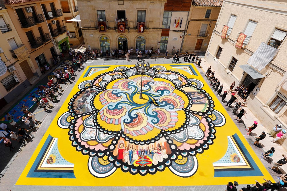 El arte que se lleva el viento: cuatro pueblos donde las calles se cubren de serrín de colores