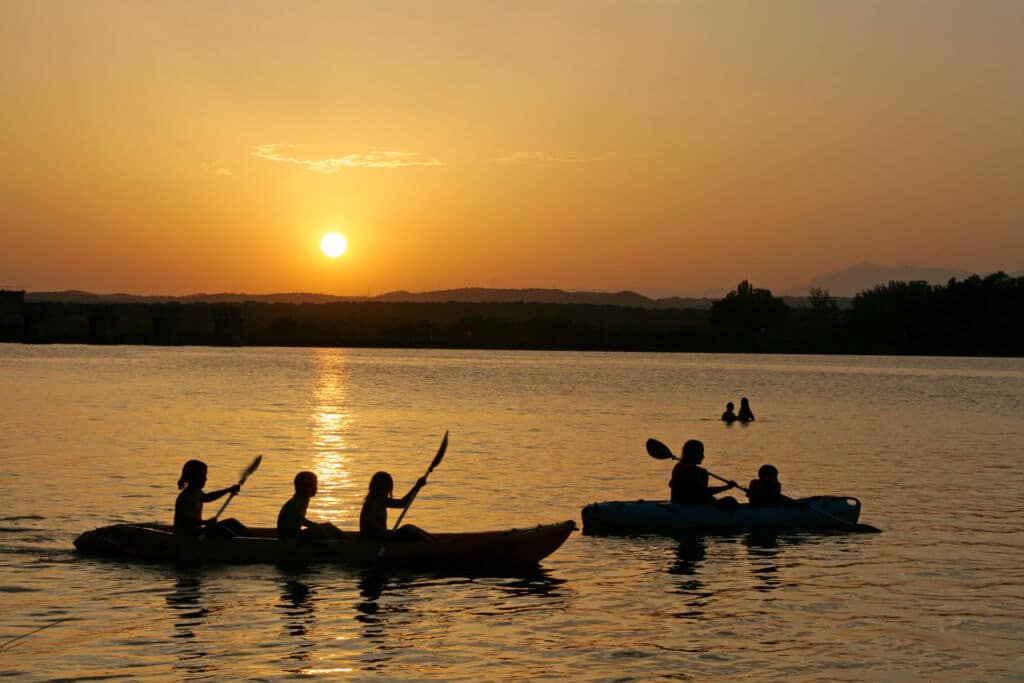 Deportes acuáticos en la zona de baño del embalse de Cazalegas (Toledo).