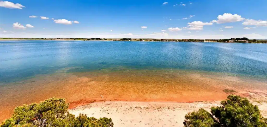 Zona de baño de la Laguna Grande de Villafranca de los Caballeros (Toledo).