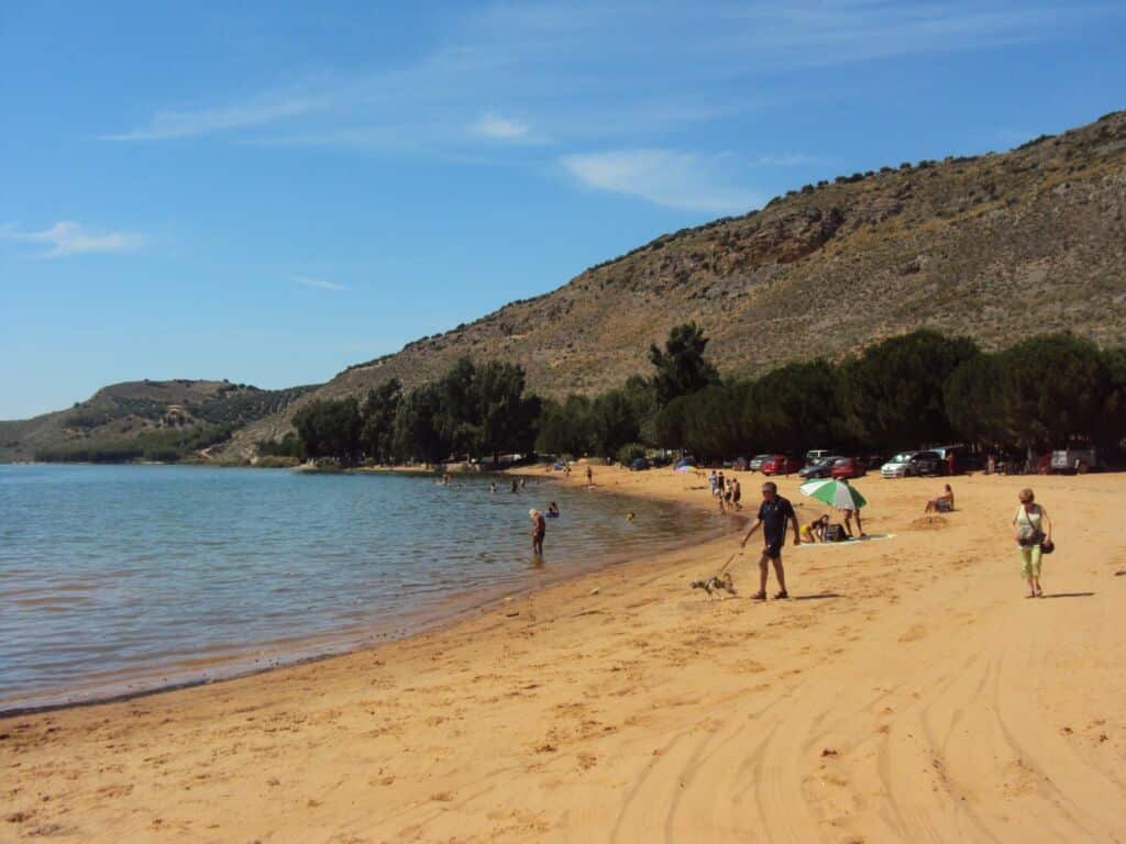 La playa de Valdearenas del embalse de Iznájar (Córdoba), espacio pet-friendly. Foto del Ayuntamiento de Iznájar