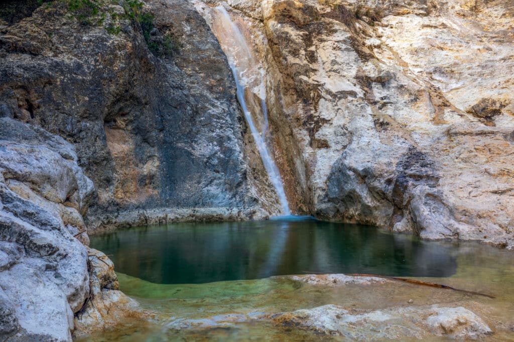 Una cascada baja hacia la poza termal de Somogil, en Moratalla (Murcia). Por AntonioLopez