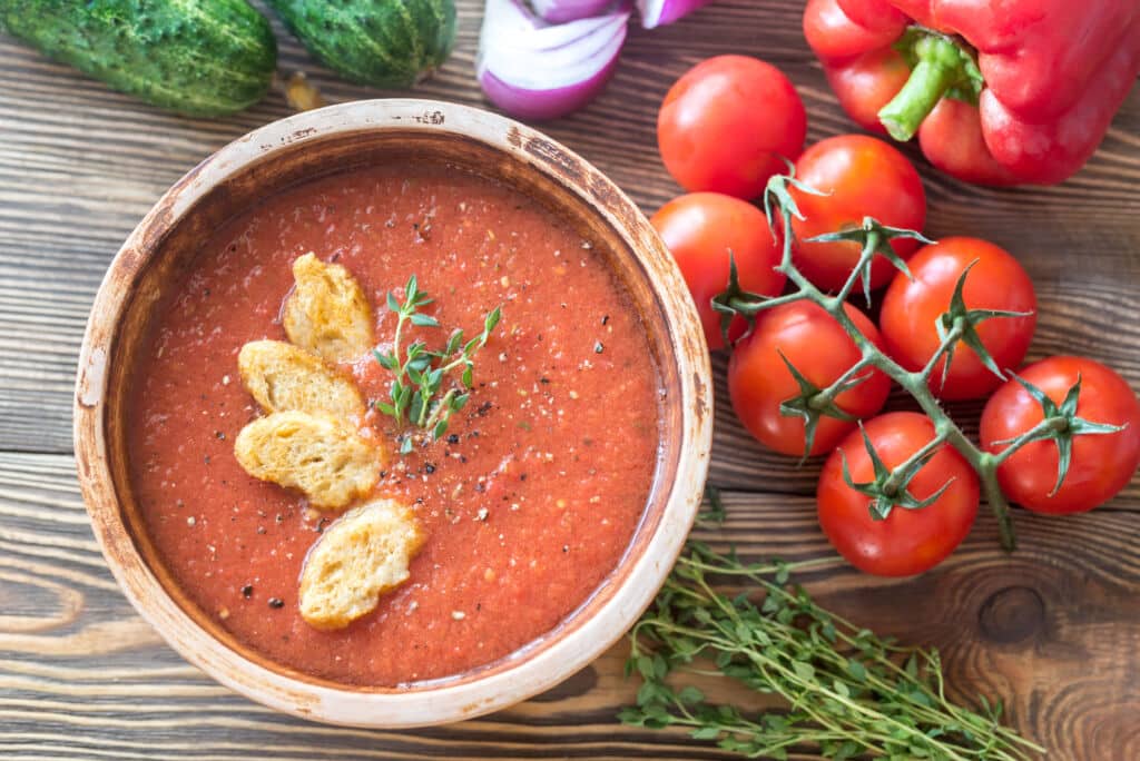 Un bol de gazpacho andaluz, sopa fría esencial del verano. Por alex9500