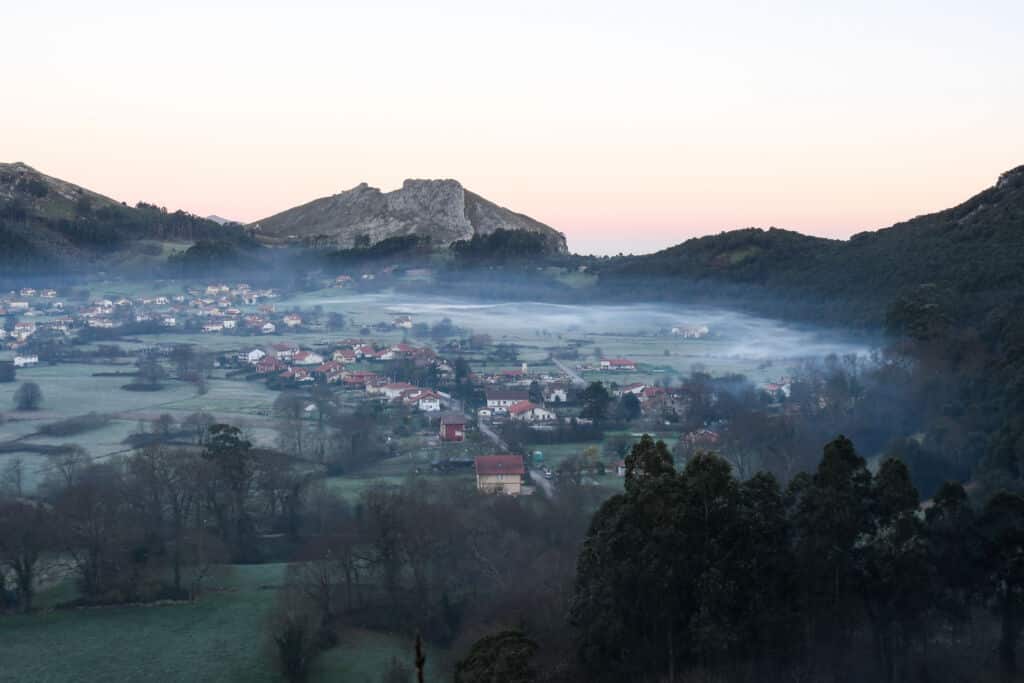 El pueblo de Liendo (Cantabria), bajo la habitual y densa bruma costera. Por roberto