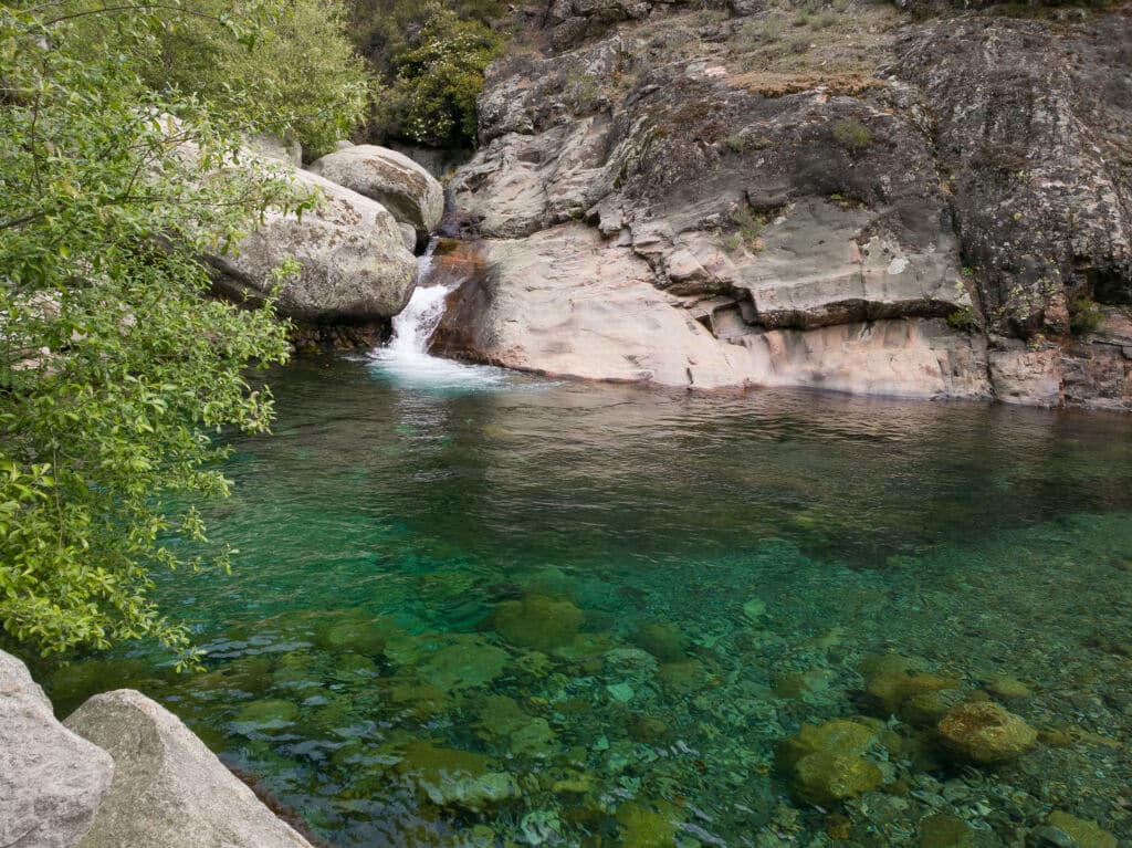 Charco verde en la garganta de los Pelayos. Por Orion76.