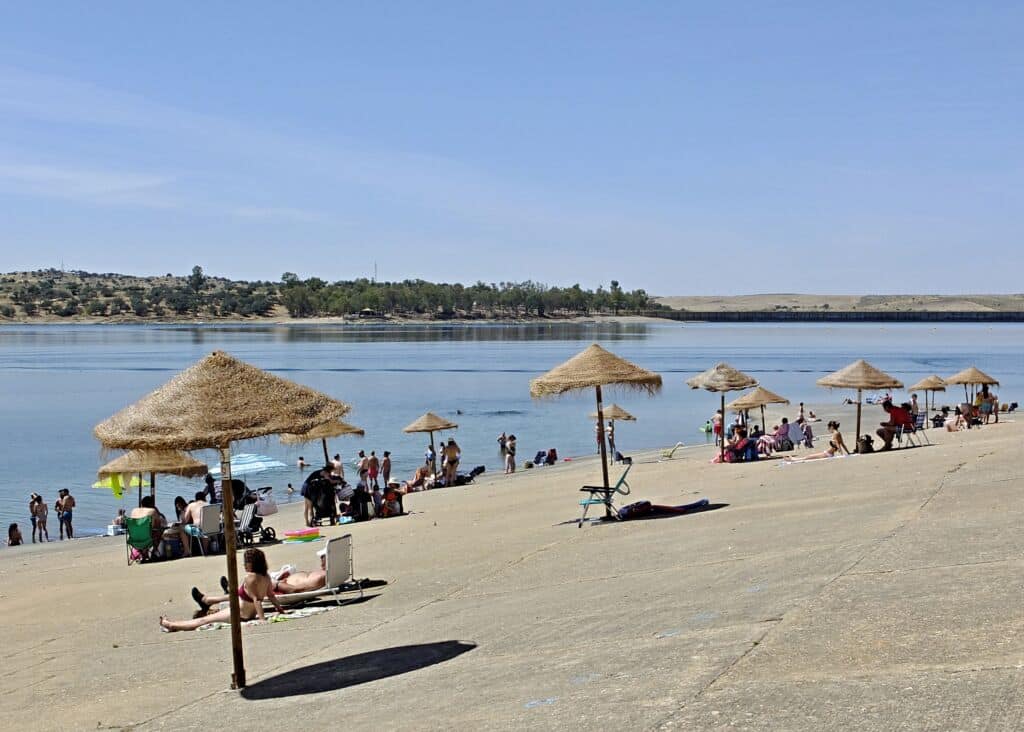 La playa de Orellana la Vieja (Badajoz), en verano. Por insideportugal